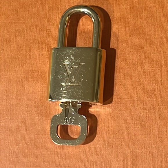 LOUIS VUITTON Authentic LOCKIT Lock & Key Pre Loved #306 Gold Brass - Picture 3 of 4